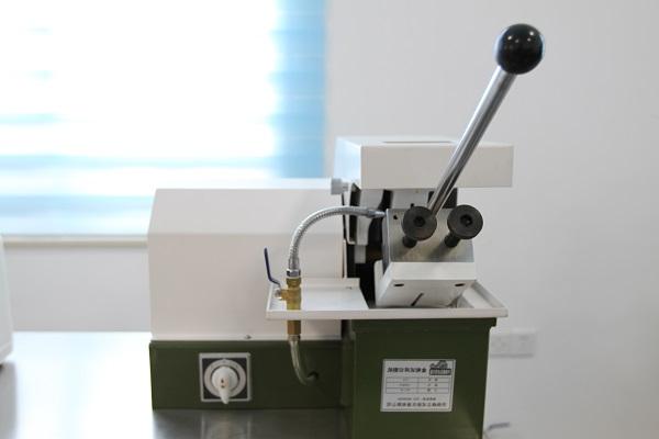 Metallographic sample cutting machine